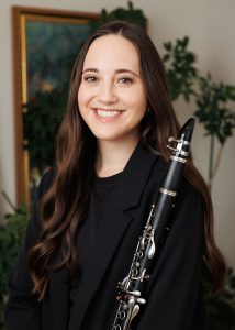 Image of clarinetist Rebekah Kjar. Link takes you to her bio page.