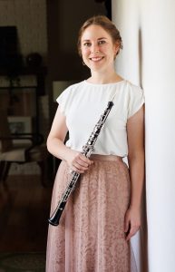 Image of oboist Jeralee Johnson. Link takes you to her bio page.